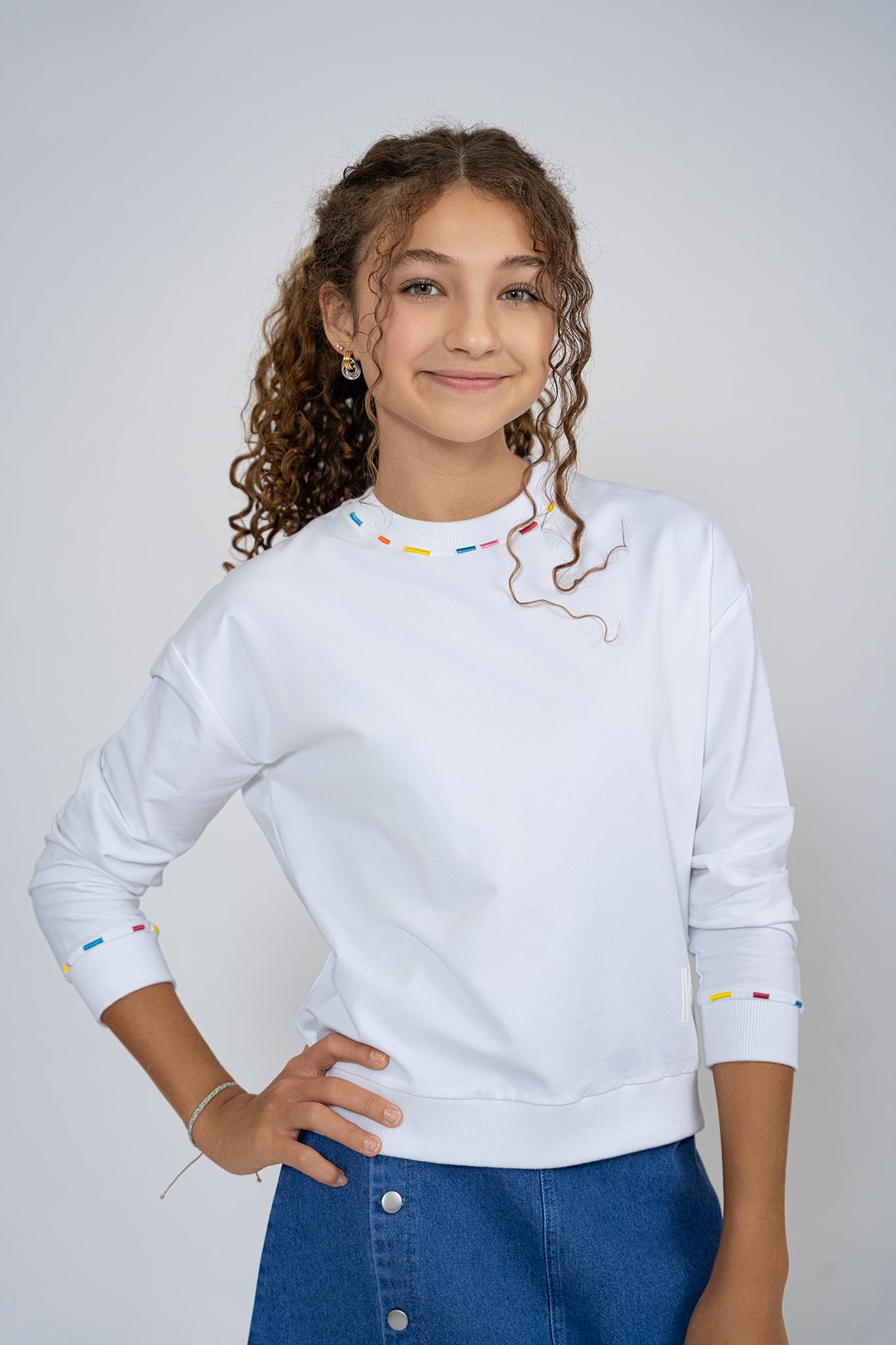 MULTICOLOR EDGING STITCHED SWEATSHIRT